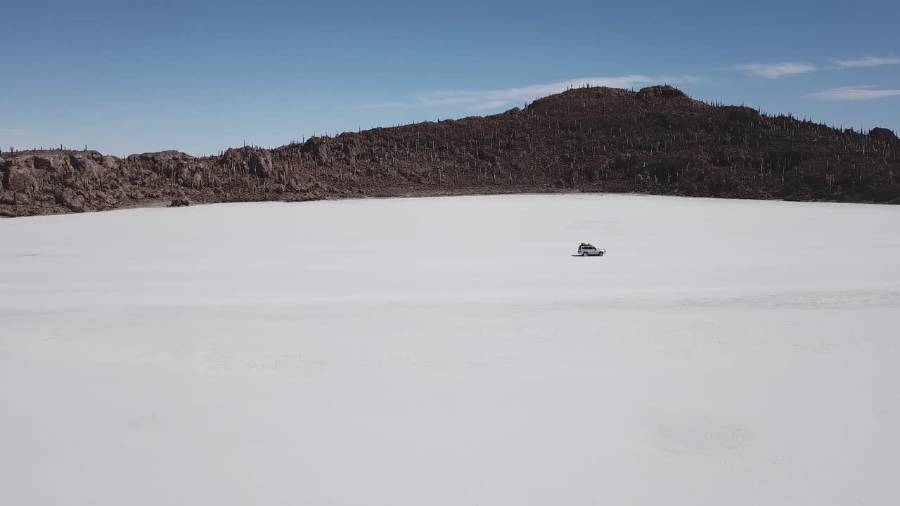 Rekaman Bergerak Kendaraan Melaju Melewati Pulau di Tengah Dataran Garam Bolivia