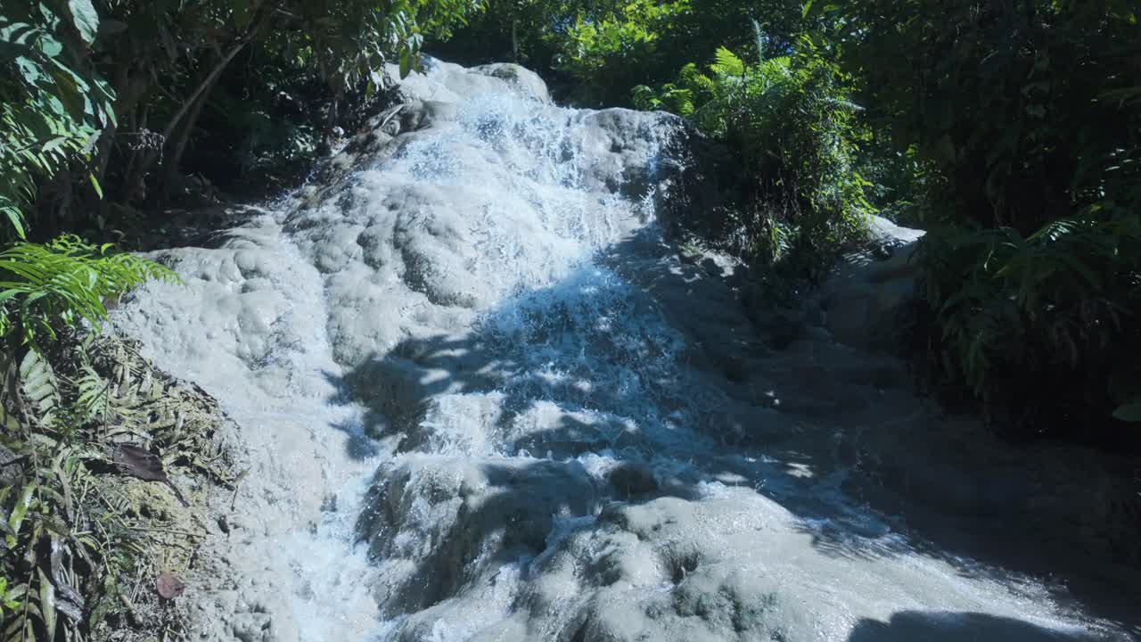 Cascata Bua Tong - Sticky Waterfall vicino a Chiang Mai, Thailandia. Ripresa POV.