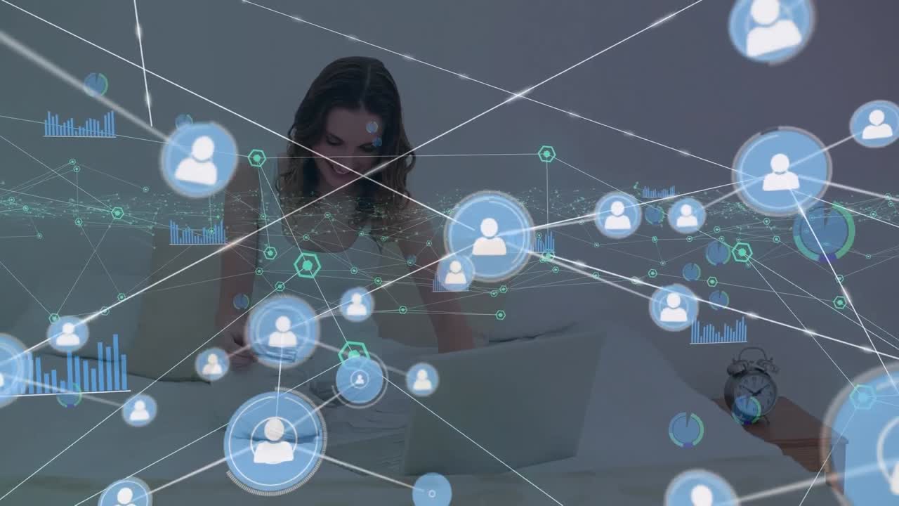 animación de la red de conexiones con iconos sobre mujer caucásica usando computadora portátil