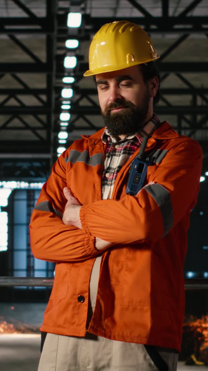 Video verticale. Ritratto di ingegnere industriale che supervisiona le operazioni di saldatura in un cantiere.