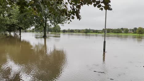 Schwenk,-Der-Die-Durch-Die-Überschwemmungen-Im-North-Inch-Park-In-Perth-Verursachten-Schäden-Zeigt