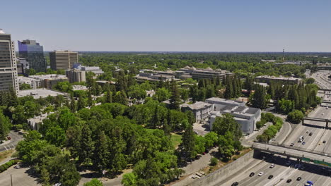 Ciudad-De-Sacramento-California-Antena-V20-Panorámica-Sobrevuelo-De-La-Autopista-Del-Lado-Oeste-Que-Captura-El-Tráfico-De-Automóviles-En-La-Ruta-Interestatal-Junto-Al-Río-Y-El-Paisaje-Urbano-Del-Centro-De-La-Ciudad---Filmada-Con-El-Cine-Mavic-3---Junio-De-2022