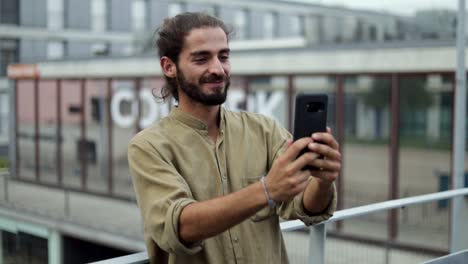 Hombre-Alegre-Durante-El-Video-Chat