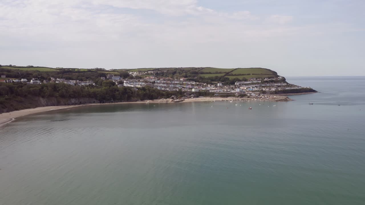 toma aérea de drones que bajan del puerto y la playa de new quay, gales