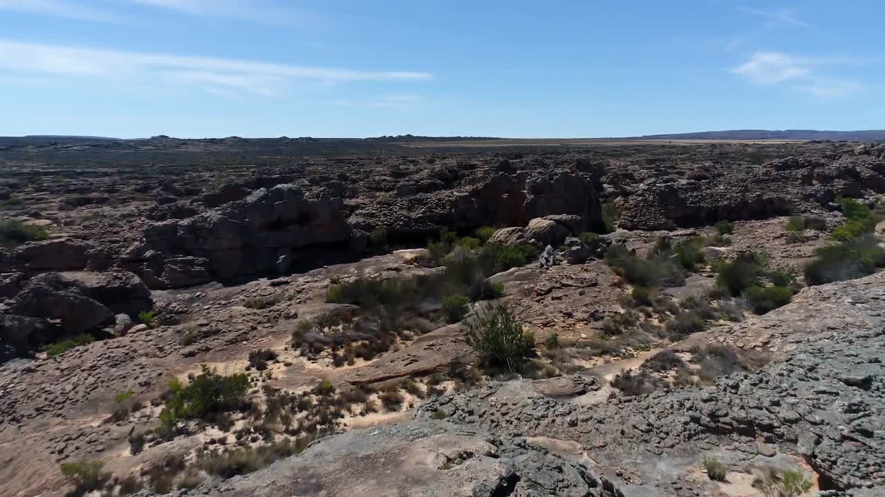 Vista aérea de paisagem e montanhas rochosas 4k