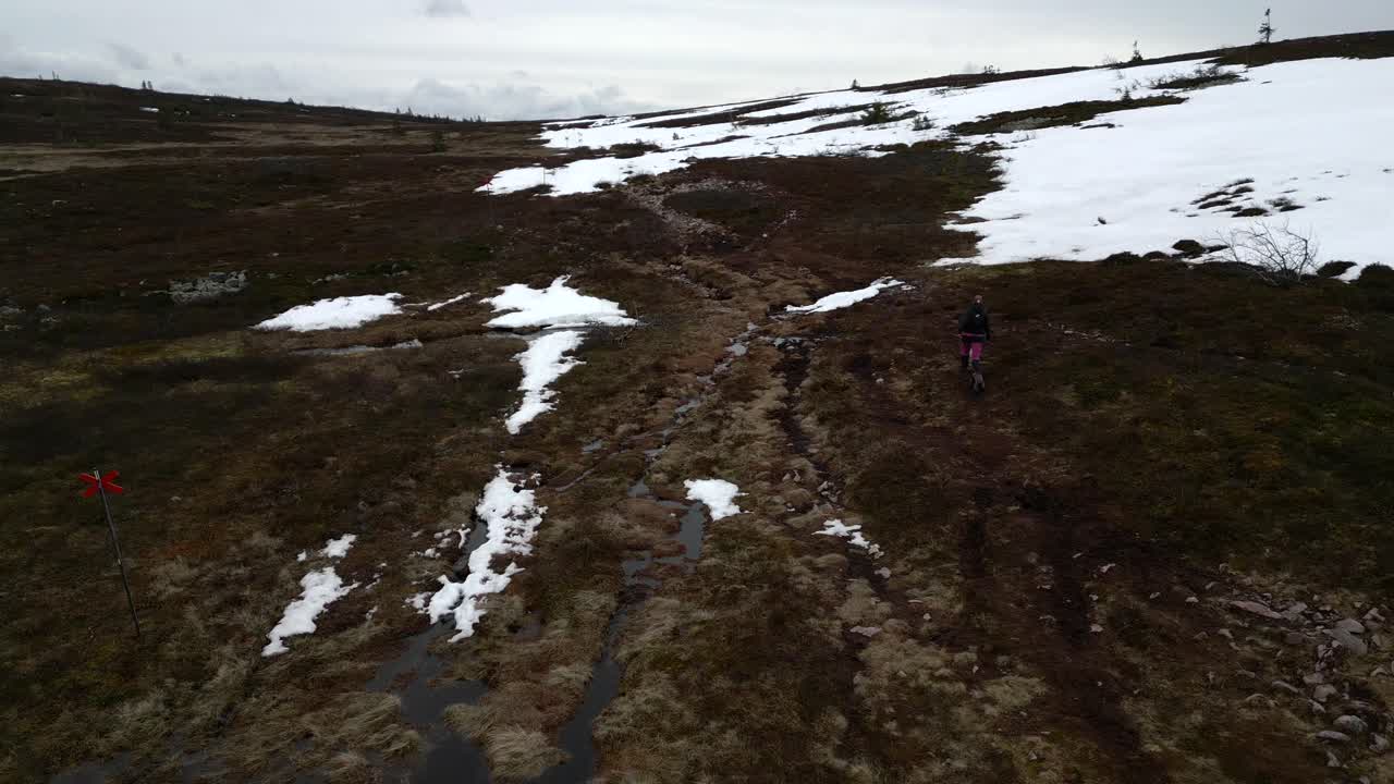 한 여자 와 그 의 프랑스인 이 눈선 에 따라 산길 을 고 있다
