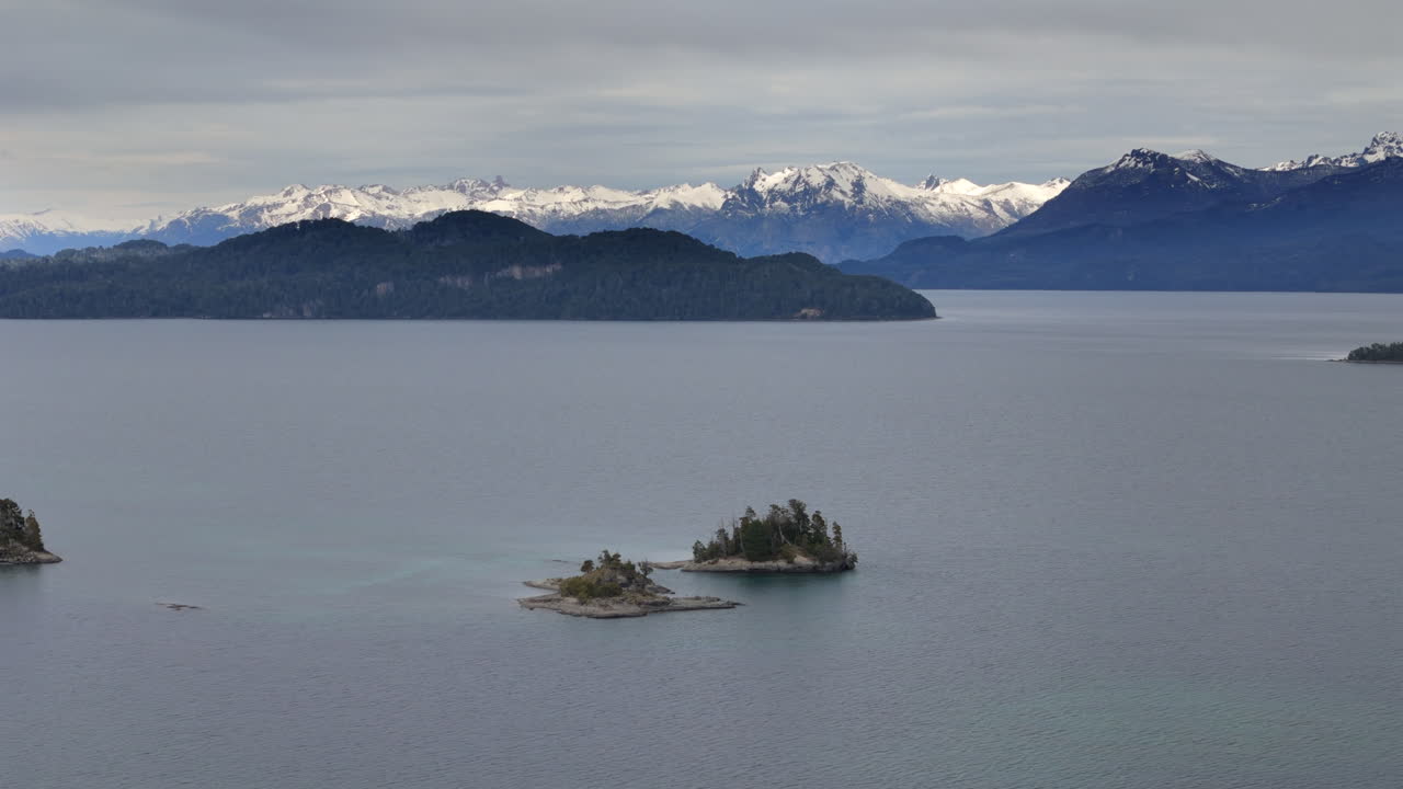 아르헨티나 파타고니아의 나후엘 후아피 호수 (nahuel huapi lake) 에 있는 섬과 산으로 이루어진 아름다운 자연 환경.