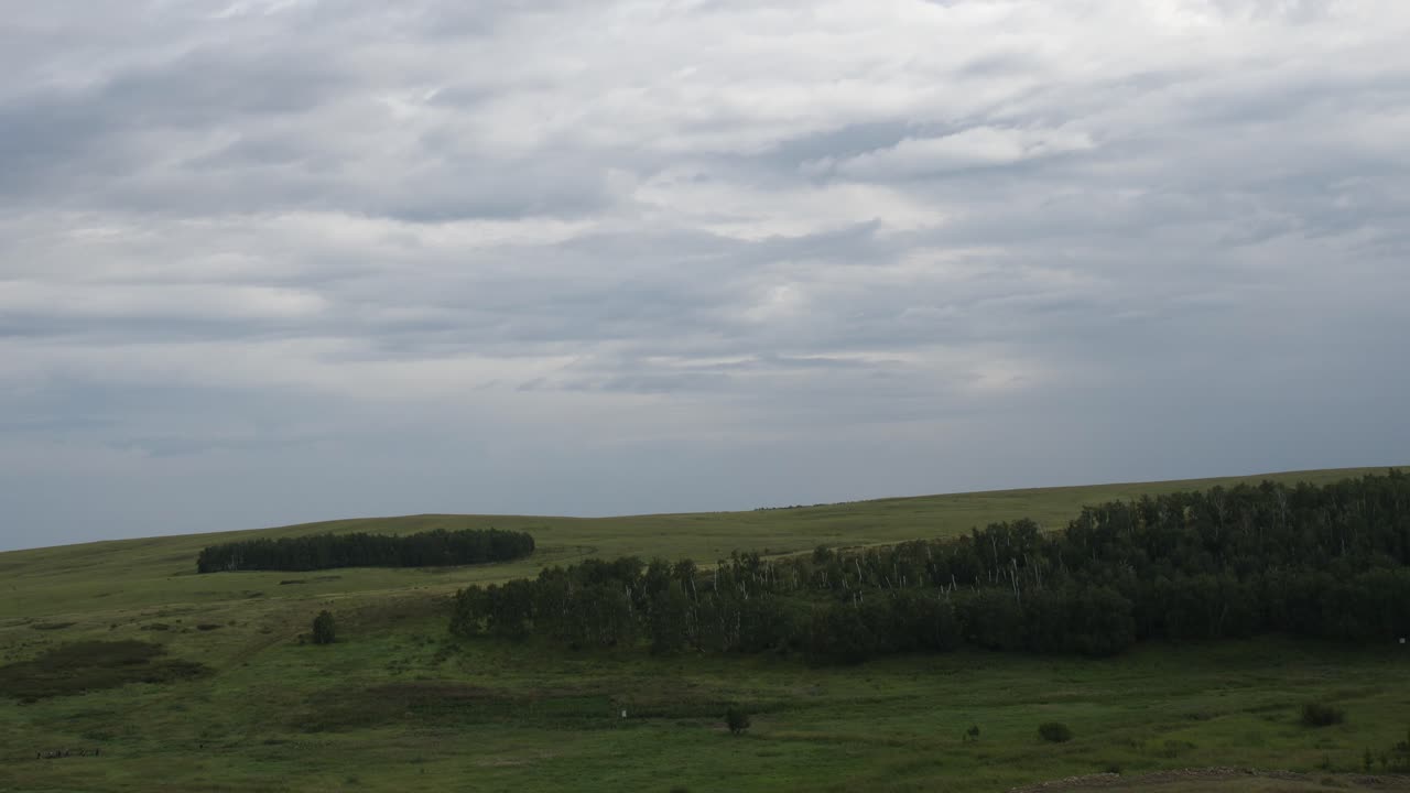 언덕 과 숲 이 있는 구름 인 풍경