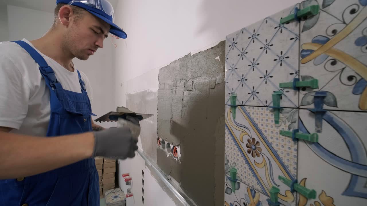 construcción, renovación, reparación de apartamentos. instalación de baldosas de cerámica para paredes - medición y corte de las piezas. cortes de baldosas. corte de baldosas