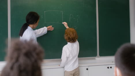 칠판에 교사와 학생입니다.