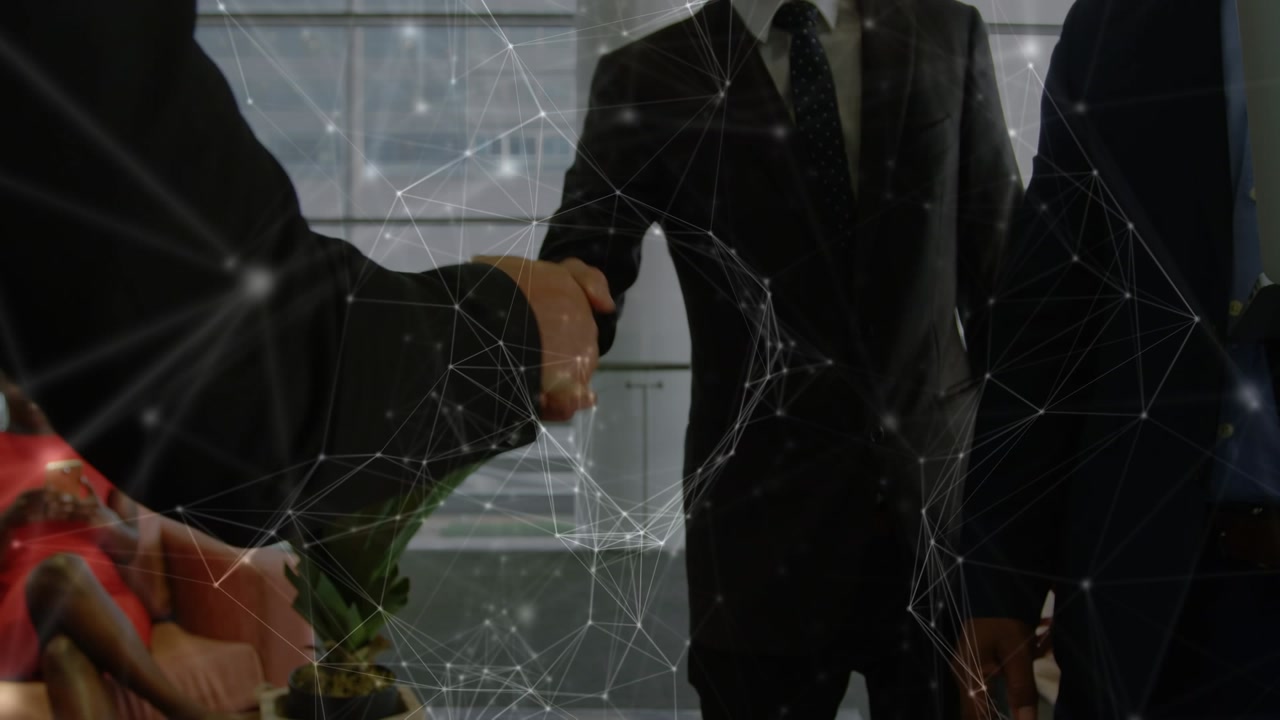 Animazione di globo e connessioni su persone d'affari diverse che si stringono la mano