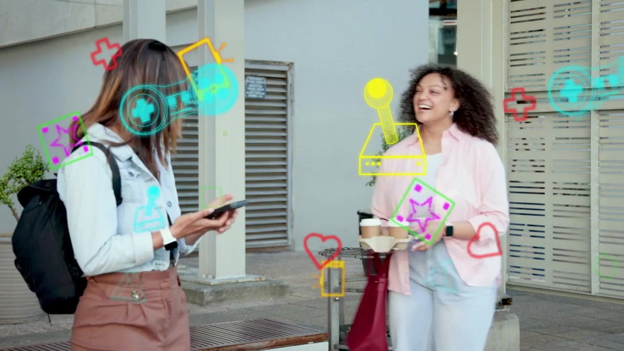 Mulher à esquerda ao telefone, mulher à direita se aproximando oferecendo bebidas, iniciando conversa enquanto ícones de tecnologia flutuam.