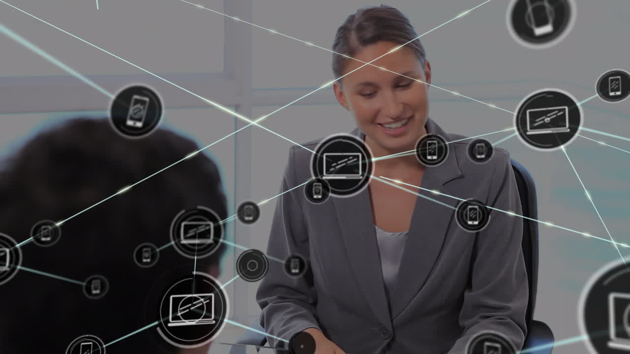 animación de una red de iconos digitales sobre una mujer de negocios caucásica estrechando la mano de un hombre de negocios