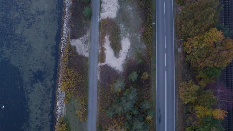 Vista-Aérea-De-La-Carretera-Vacía-Y-Agua-Clara-Del-Océano-En-La-Península-De-Hel,-Polonia