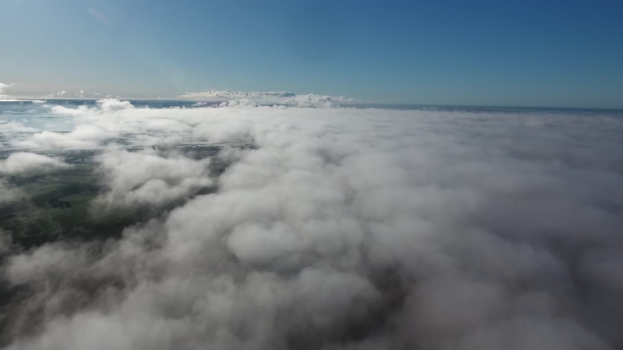 drone disparado volando sobre las nubes, a gran altitud en el sur de francia.