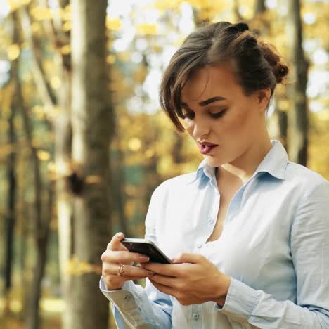 chica con teléfono en el parque