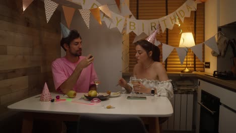 pareja celebrando su cumpleaños en casa