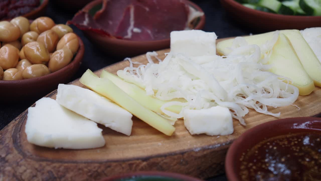 치즈와 올리브와 함께 터키식 아침식사