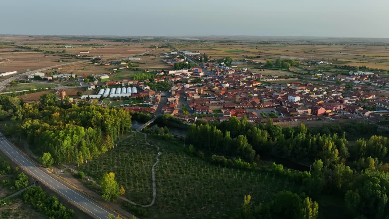 vuelo cinematográfico al atardecer sobre un pequeño pueblo español