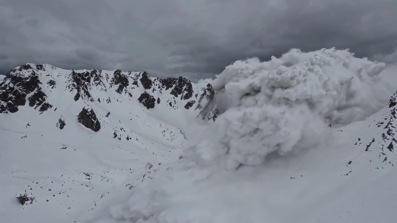 산에서 거대한 눈사태가 일어났습니다.