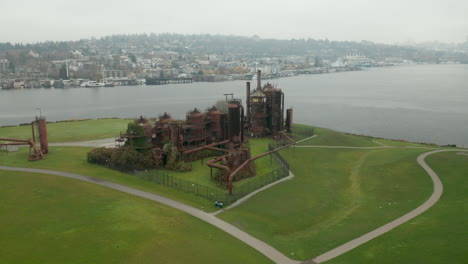 Drone-Aerial-Tilt-Parallax-around-Gas-Works-Park,-revealing-Seattle,-WS-Skyline