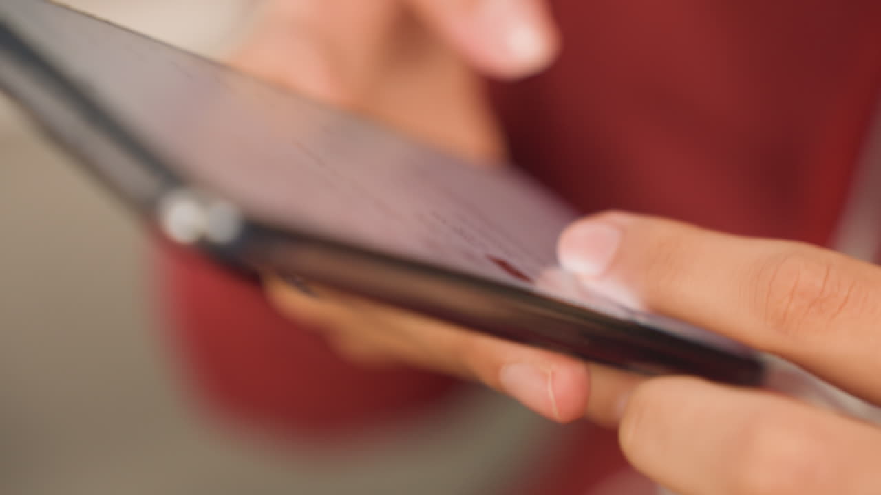 Mani controllano la playlist. Un individuo regola le impostazioni audio sul dispositivo mobile. Prospettiva ravvicinata che mostra le mani che manipolano la selezione musicale e la coda dei podcast sul telefono in un'atmosfera rilassata.
