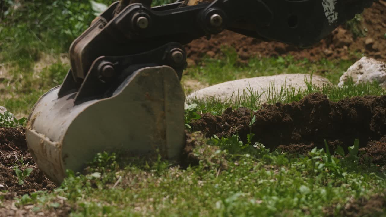 cucharón de excavadora cavando tierra fresca