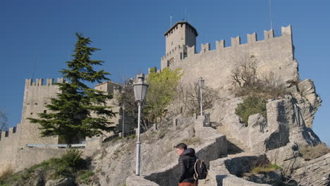 viajero en la fortaleza de castelvecchio, italia