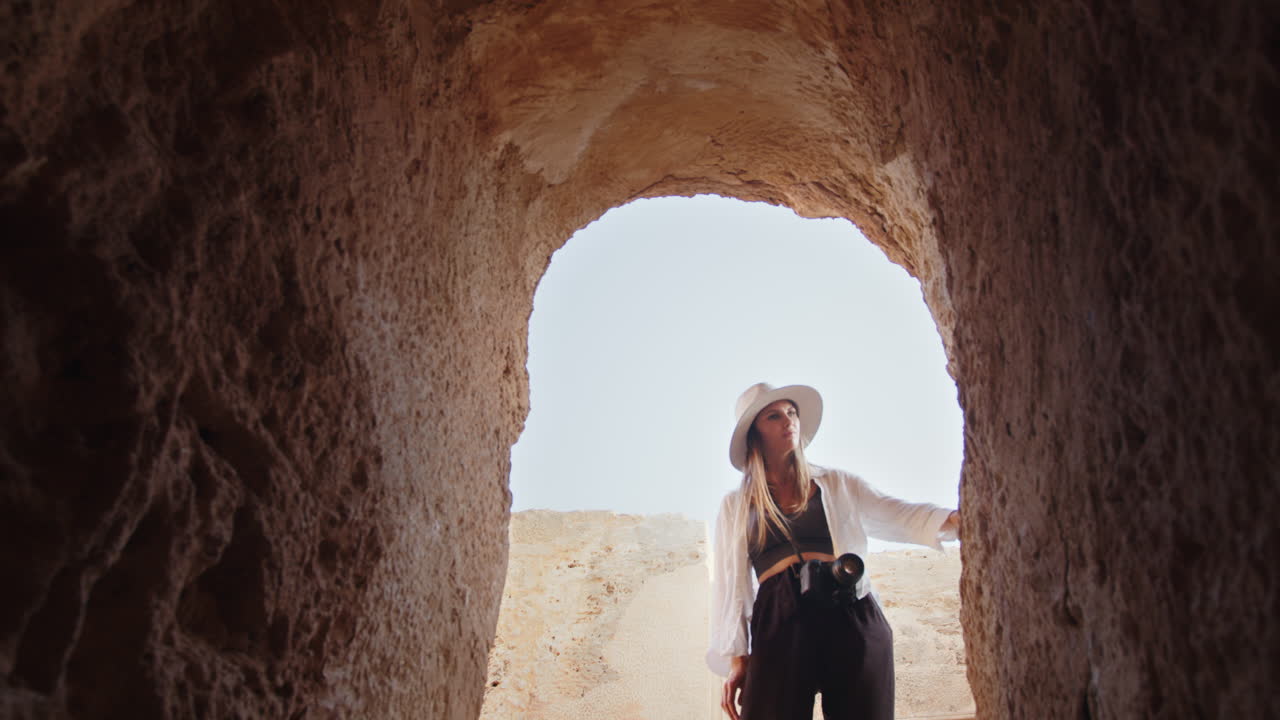 женщина исследует древний туннель