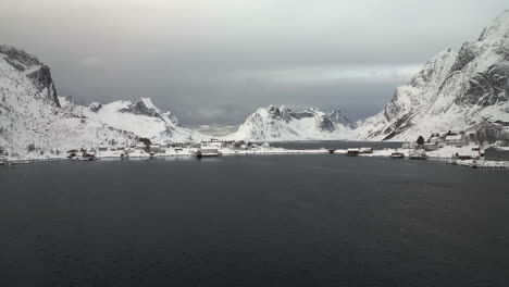 Clima-Nublado-De-Invierno-Sobre-El-Pueblo-Pesquero-De-Reine-Rodeado-De-Montañas-Nevadas-En-Las-Islas-Lofoten,-Noruega