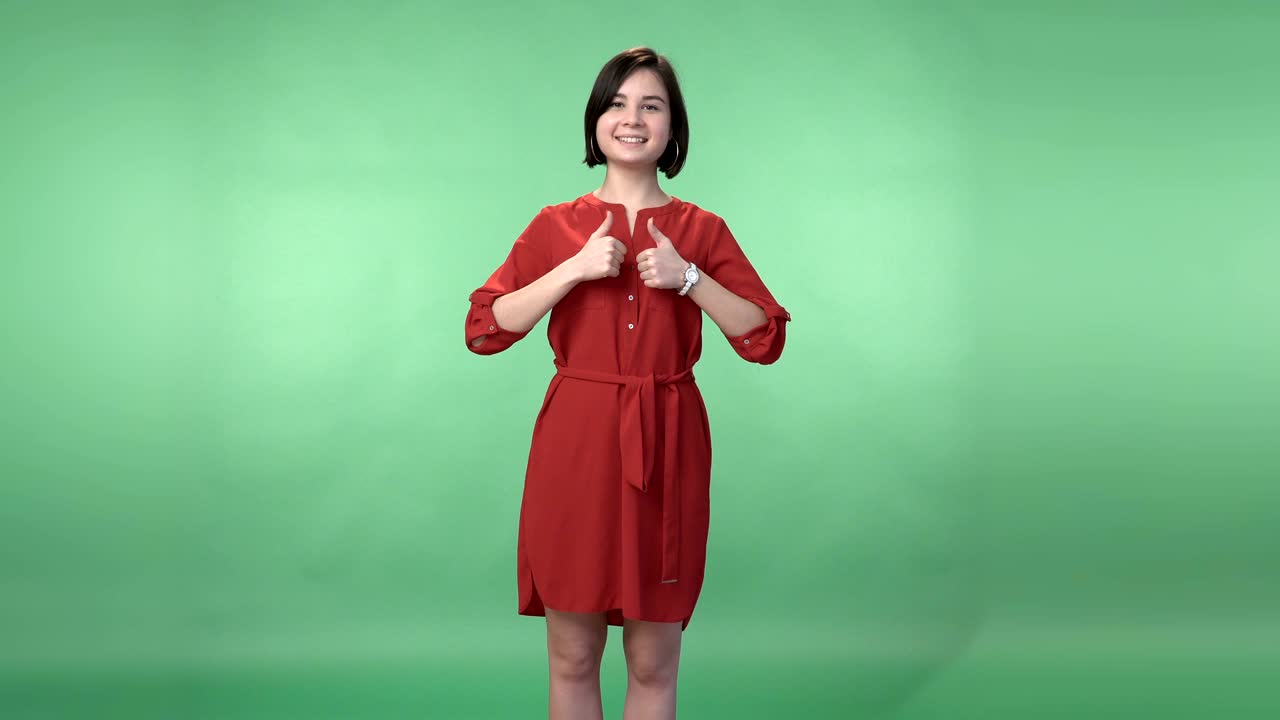 두 손 으로 엄지 손가락 을 올리는 여자