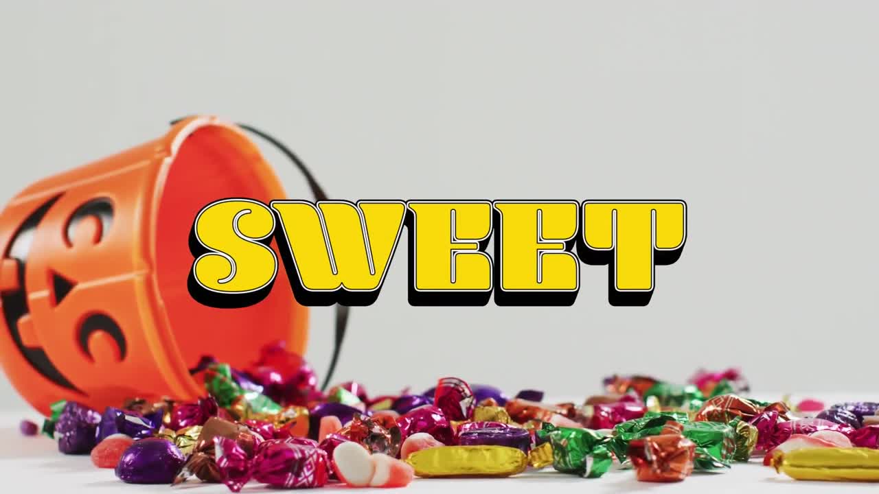 animación del texto de halloween sobre un cubo de calabaza tallado con dulces sobre un fondo gris