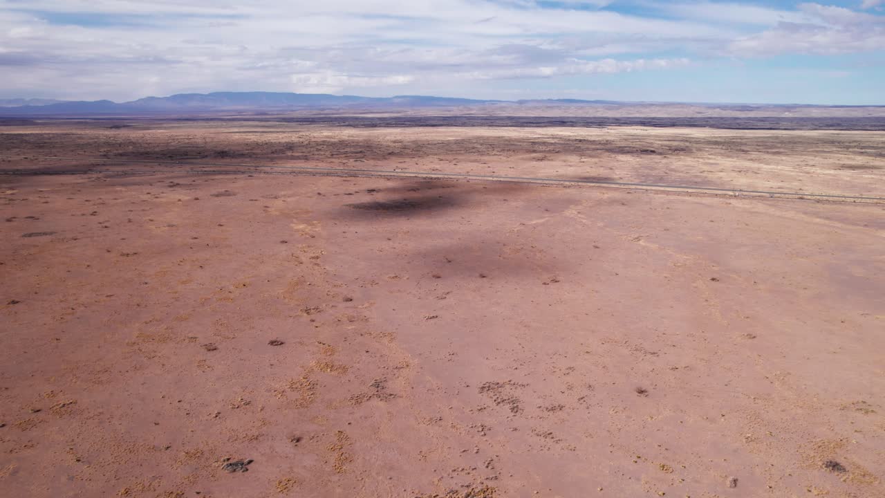 disparo de dron volando hacia una carretera remota en el desierto de nuevo méxico