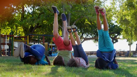 niños divirtiéndose en el patio de recreo 4k