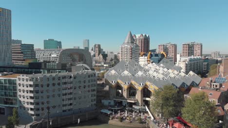 Luftaufnahmen,-Die-Von-Einem-Hafen-In-Ein-Touristenviertel-Der-Stadt-Rotterdam,-Niederlande,-Fliegen