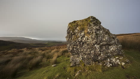 Zeitraffer-Der-Ländlichen-Und-Abgelegenen-Landschaft-Aus-Gras,-Bäumen-Und-Felsen-Während-Des-Tages-In-Den-Hügeln-Von-Carrowkeel-In-Der-Grafschaft-Sligo,-Irland