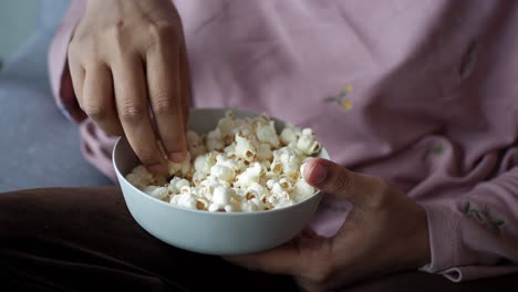 persona comiendo palomitas de maíz