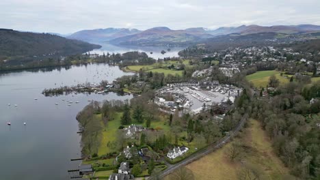 bowness es una ciudad turística concurrida que también cuenta con una buena variedad de tiendas locales.