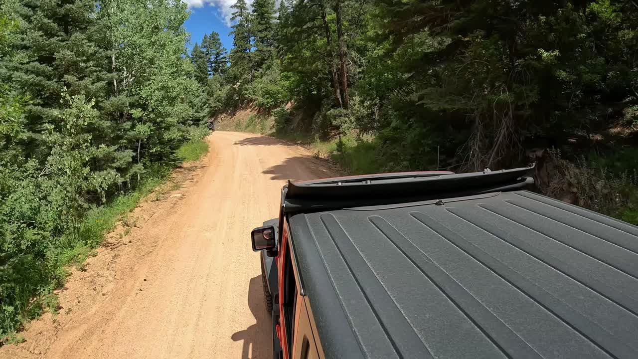 - 바위 산의 경치 좋은 부근 도로를 운전 할 때 차량 지붕의 pov 시각