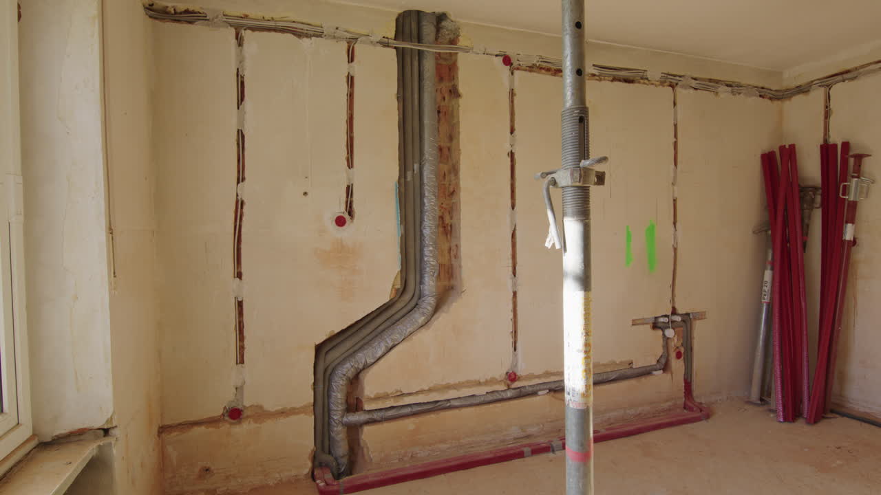 fotografía amplia de la instalación visible en la pared de un edificio antiguo