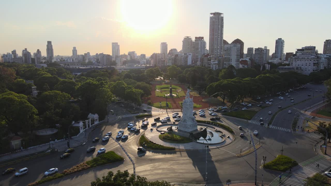 toma aérea de paralaje de la avenida libertador, los bosques de palermo y el horizonte de la ciudad de buenos aires a la hora dorada