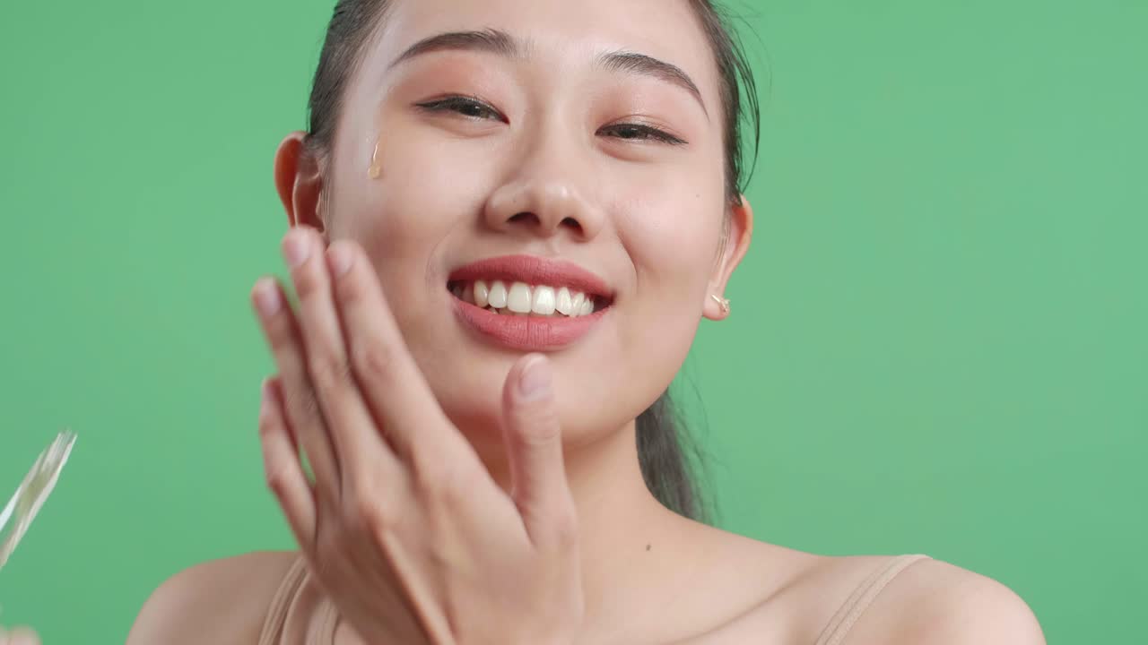 얼굴 에 손 을 고 미소 짓는 여자