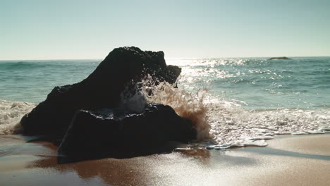 las olas del océano chocando contra las rocas en la playa