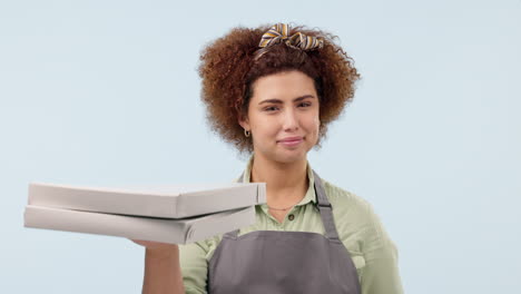 mujer, pizza para entrega y pago con tarjeta