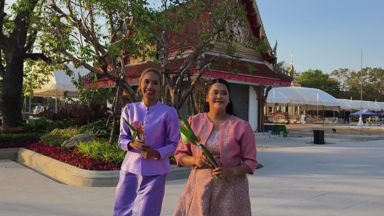 donne thailandesi in abiti tradizionali ad una cerimonia nel tempio