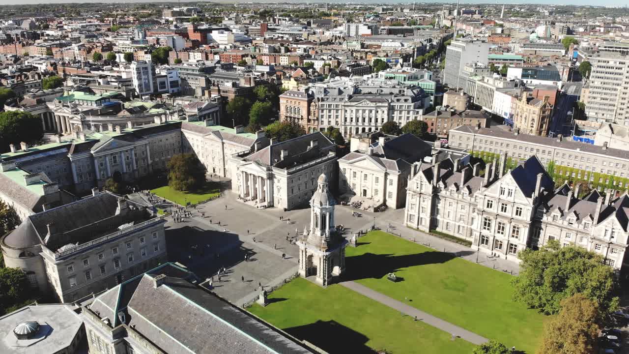 Trinity Old College, Parliament Square og bibliotek med Dublin bybilde. Drone Aerial