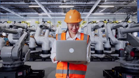 ingeniero trabajando en una computadora portátil en una fábrica de robótica