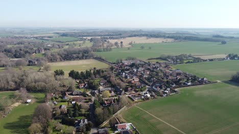 Vista-Aérea-Idílica-Sobre-Nonington-Pequeña-Ciudad-Agricultura-Campo-Asentamiento-Y-Campos-Empujar-Hacia-La-Derecha