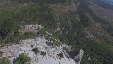 vista aérea del acantilado de la montaña