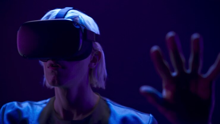 Primo piano: mani di uomo che toccano uno spazio di connessione internet virtuale. Concetto di futuro.